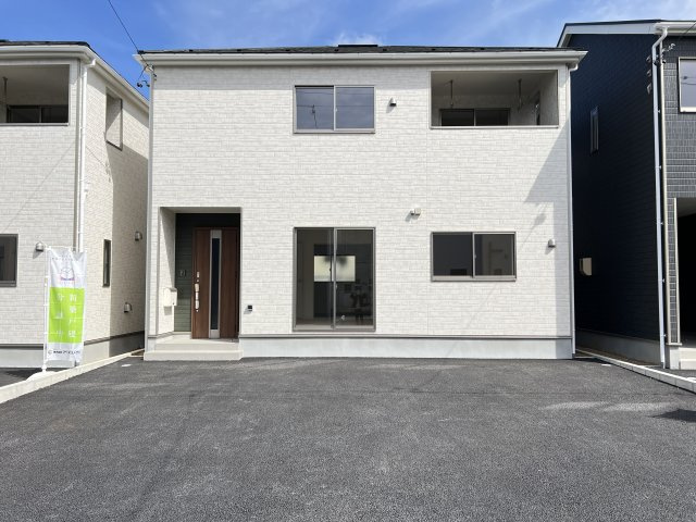 高浜市碧海町新築分譲住宅　3号棟　全14区画の外観|白基調のシンプルで凛としたスタイリッシュな佇まいです。
南向きの明るく開放的な駐車場には2台並列駐車可能です。来客用やご夫婦それぞれのお車をご用意することも可能です。