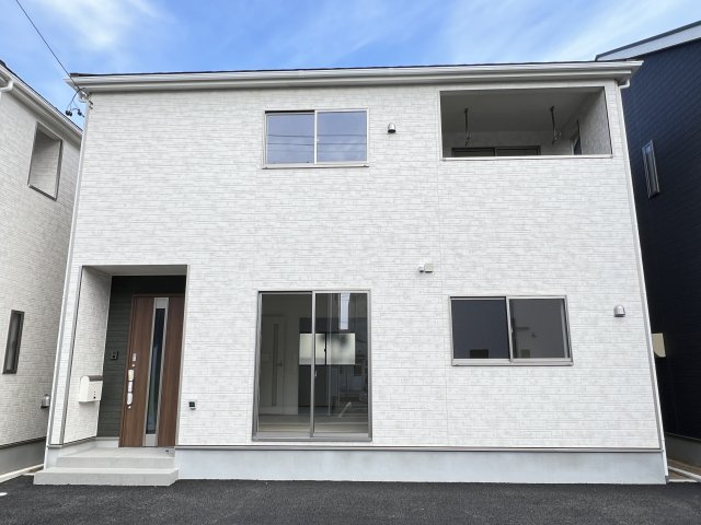 高浜市碧海町新築分譲住宅　3号棟　全14区画の外観|白基調のシンプルで凛としたスタイリッシュな佇まいです。周辺は穏やかな住宅街。落ち着いた暮らしをしたい方、子育てファミリーにもおすすめです。