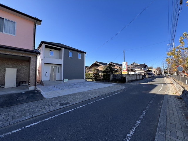 新築　佐波郡玉村町8期　1号棟の前面道路含む現地写真|現地写真　北側接道幅員約5.7ｍ　西側接道幅員約3.1ｍ