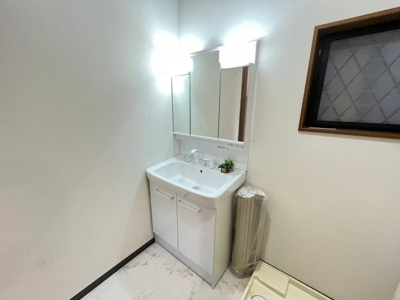 【独立洗面台】 | 室堂町　中古一戸建 | 【洗面台新調】ゆとりのある洗面所ですよ！家族そろって身支度出来ますね！３面鏡の使いやすい洗面台です！
