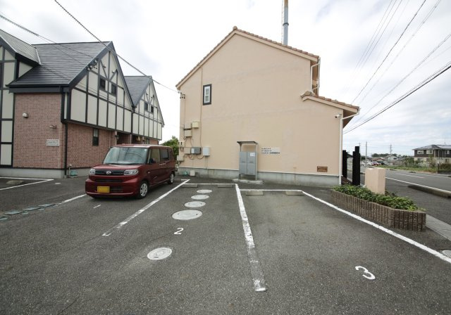 ジュネスコートの駐車場