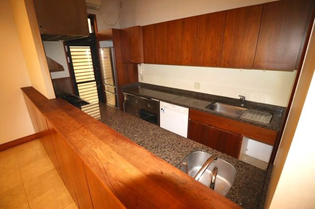 京町2丁目テナントのキッチン|対面型のキッチンなので、大人数の食事など調理しやすいキッチンです。