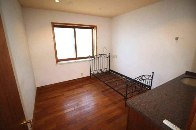 京町2丁目テナントの洋室|2階に個室が9部屋ございます。