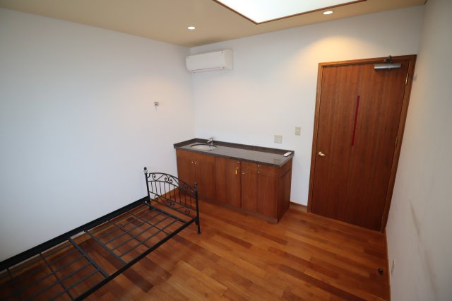 京町2丁目テナントの内装|各個室にエアコン1台あるので、快適に過ごせます。