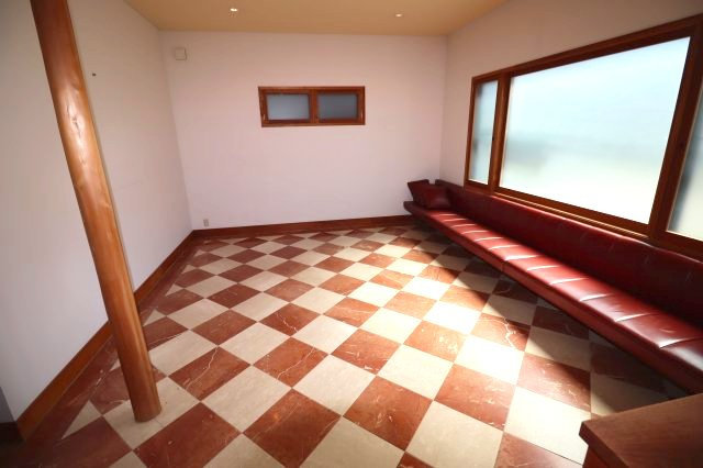 京町2丁目テナントのロビー|元医院の居抜き物件なので、広い待合室ございます。