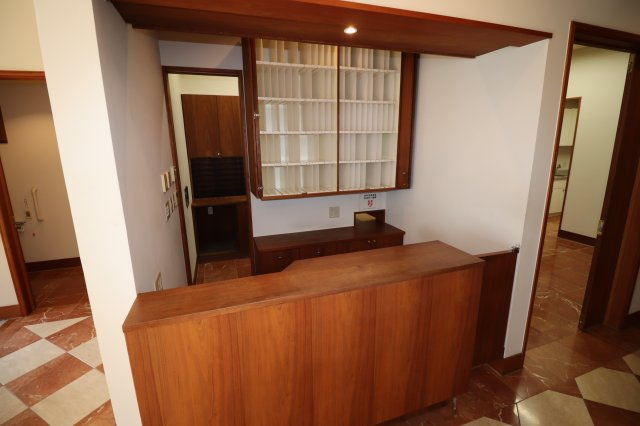 京町2丁目テナントのロビー|受付もあり、収納棚もあります。