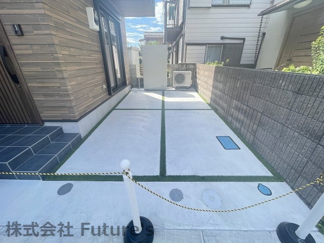 三郷市栄1丁目　新築戸建　全1棟の駐車場|カースペース1台分・外水栓も付いてるので洗車も出来ます