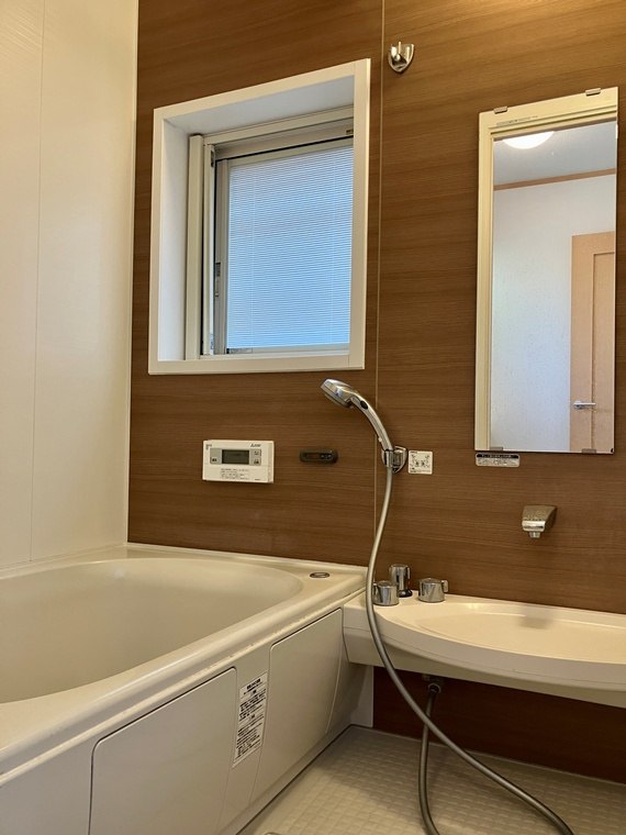 下石戸下戸建の浴室