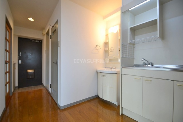 広島市中区江波南３丁目の賃貸マンションの居間・リビング