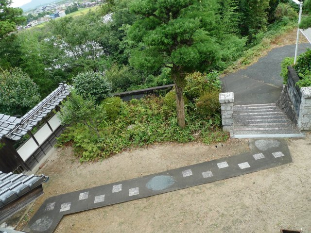 西林木町　戸建ての外観|駐車場から玄関へのアプローチ。天然の石がアクセントになっています。
