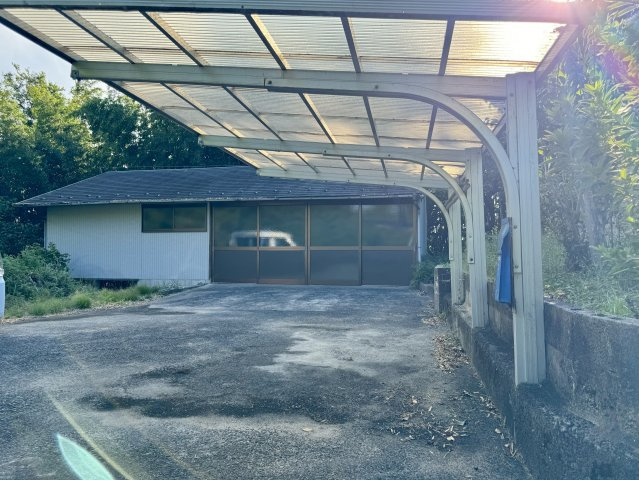 西林木町　戸建ての駐車場|倉庫は２台車が駐車可能。倉庫半分は物置となっています。外側を合わせると３台駐車できます。