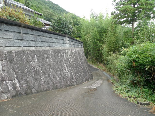 西林木町　戸建ての前面道路含む現地写真|前面道路からは、坂道を使い駐車場に出入りします。