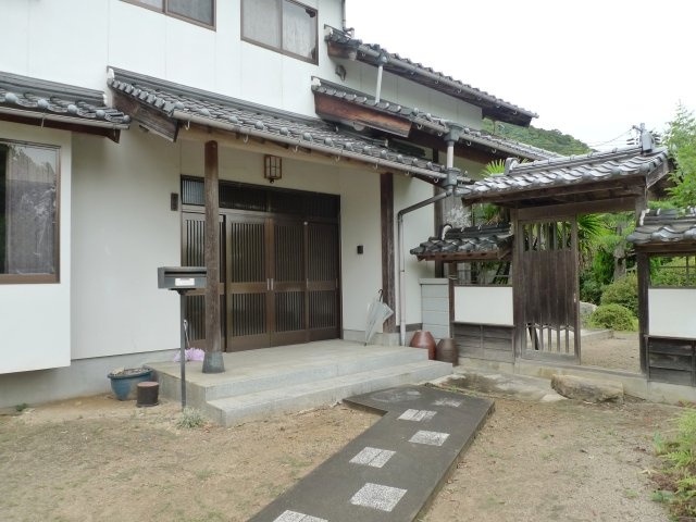 西林木町　戸建ての外観|玄関からアプローチ。庭へ続く門扉があり、落ち着いた雰囲気を醸し出しています。