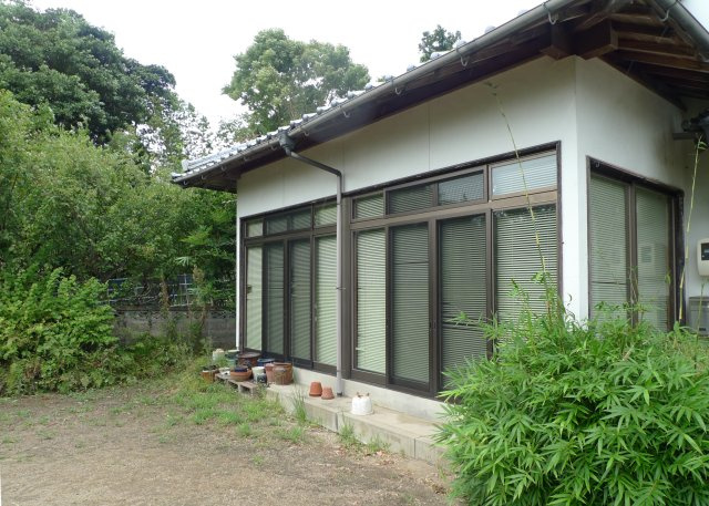 西林木町　戸建ての外観|サンルームとして使える自遊空間です。大きな窓が開放感を感じさせます。