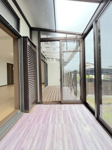 【バルコニー】 | 太宰府市高雄5丁目　戸建て | リビングからアクセスできるサンルーム。お天気を気にせず洗濯物を干すことができます