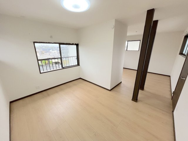 【洋室】 | 太宰府市高雄5丁目　戸建て | 2階のお部屋は約13帖の広さのワンルームになっています。お子様の成長に合わせて2部屋に分けたりも可能です