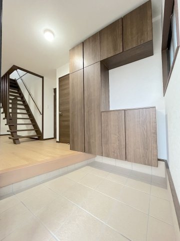 【玄関】 | 太宰府市高雄5丁目　戸建て | 大容量のシューズクローゼットがあるので家族全員分の靴をスッキリ収納