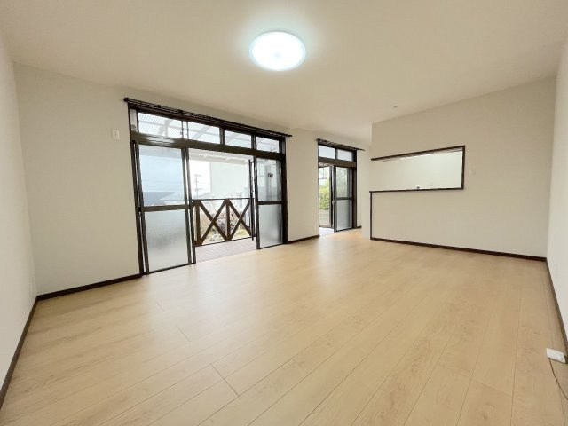 【居間・リビング】 | 太宰府市高雄5丁目　戸建て | 2021年に全面リフォームした物件です！LDK16帖と広々
※写真はすべて入居前撮影