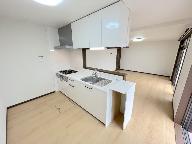 【キッチン】 | 太宰府市高雄5丁目　戸建て | システムキッチンはゆとりのスペースがあり、床下収納もあります