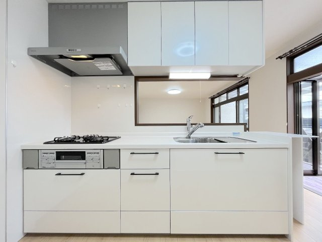 【キッチン】 | 太宰府市高雄5丁目　戸建て | シンプルで使いやすいシステムキッチン。吊戸棚があるので収納力もたっぷり