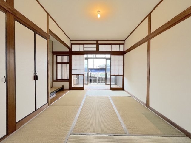 【和室】 | 太宰府市高雄5丁目　戸建て | 6帖和室は広い縁側があり、明るい光が入ります