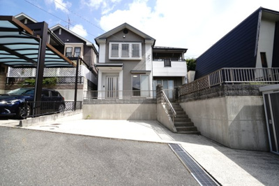 【前面道路含む現地写真】 | 【上質リフォーム】中山新町1丁目戸建 | 【駐車スペース＆前面道路】
目の前がブロック塀等の閉鎖空間ではないので、
割とスムーズに車庫入れや出庫ができる4mの前面道路。
駐車スペースは並列で2台入れても余裕です！
倉庫をどかせば3台も可能。