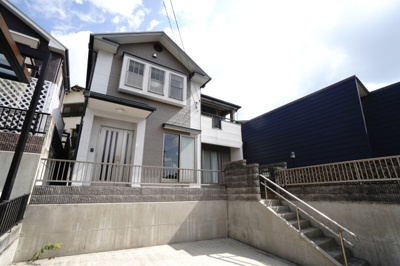 【外観】 | 【上質リフォーム】中山新町1丁目戸建 | 【外観】
2015年に外壁と屋根を再塗装しており、維持管理が非常に良い状態。
駐車場部分の擁壁も、今回高圧洗浄をかけて綺麗にしており、
これで築26年？？と思ってしまうぐらい美麗な外回りです。