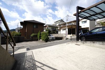 【駐車場】 | 【上質リフォーム】中山新町1丁目戸建 | 現地（2024年10月1日10：00頃）撮影