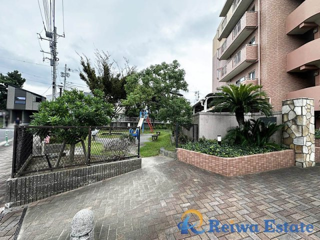 クレアコート湘南辻堂の外観|敷地内には公園が整備されており、お子様が安心して遊べる環境が整っています