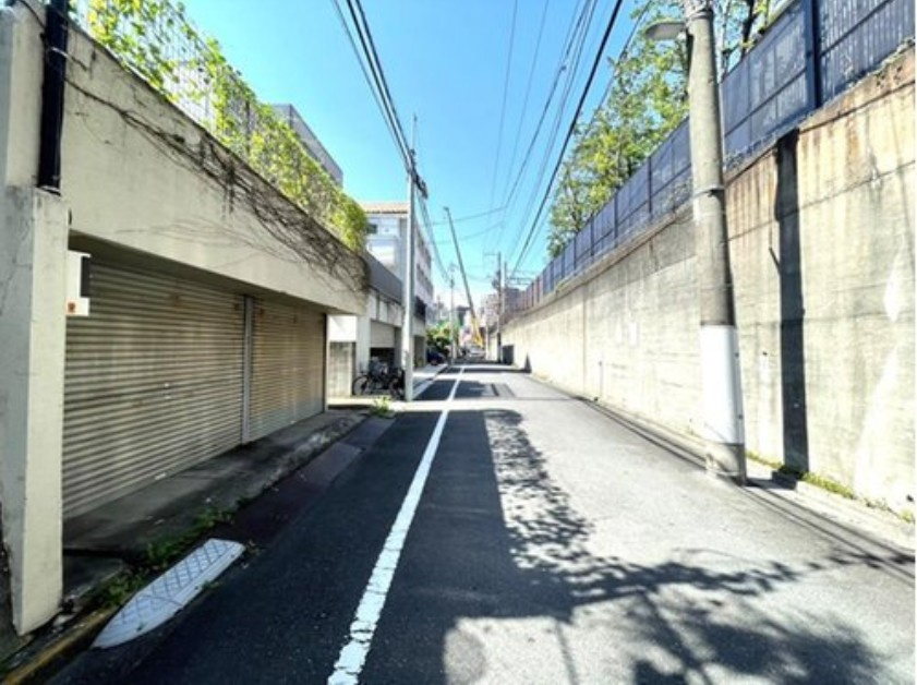 【前面道路含む現地写真】