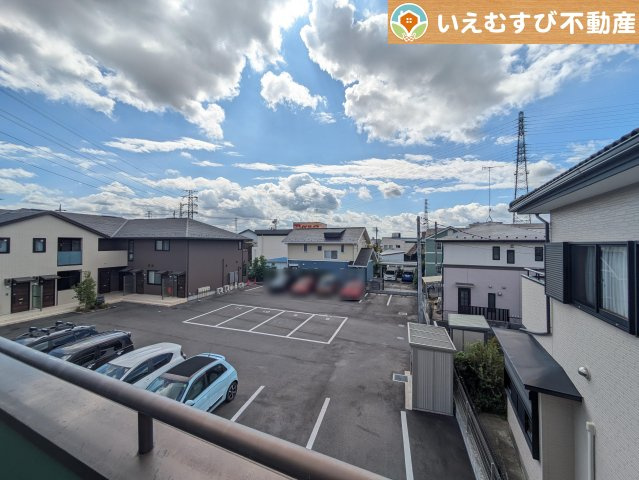 熊谷市中西　店舗付中古戸建の展望|高い建物が無く開放感のある展望
バルコニーからの展望も開けていて閑静な住宅地が望めます。日当りも良いですね♪