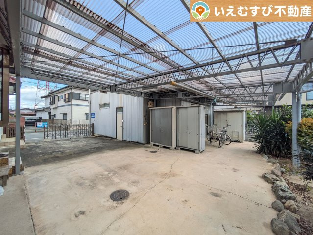 熊谷市中西　店舗付中古戸建の駐車場|雨風から大切な愛車を守るカーポート付き
雨風から守るだけでなく雨の日のお買い物帰りなども雨を避けられて助かりますね♪