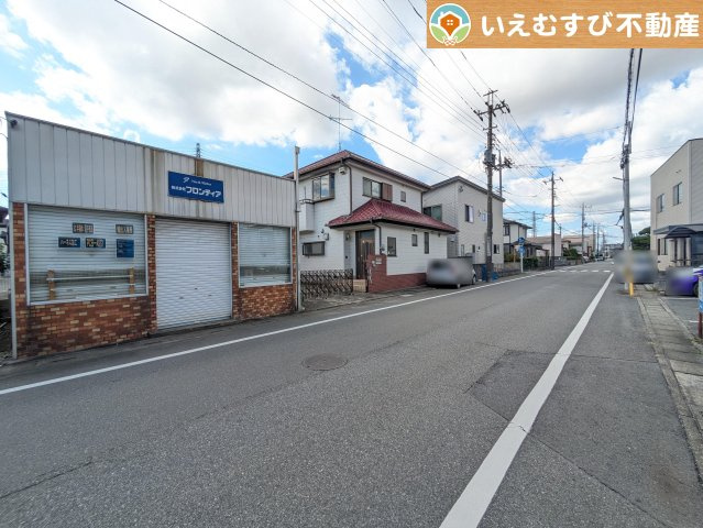 熊谷市中西　店舗付中古戸建の前面道路含む現地写真|充分な広さの前面道路
間口が広くお車の出し入れも問題なく行えるスペースが確保されています♪