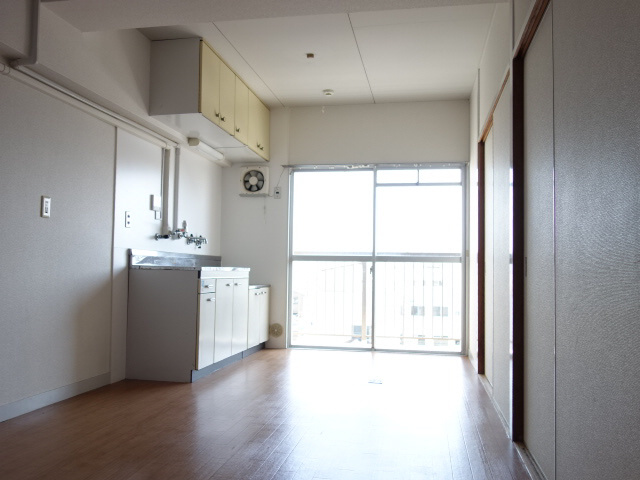 明伸ビルの居間・リビング