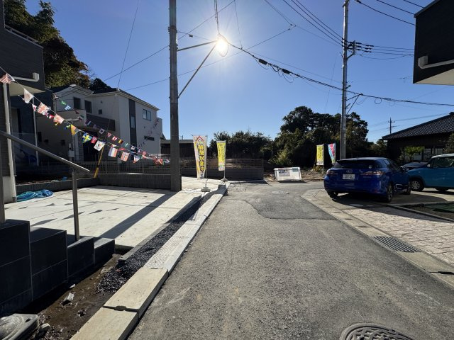 松戸市栗山新築戸建（矢切32期）の前面道路含む現地写真|西側前面道路