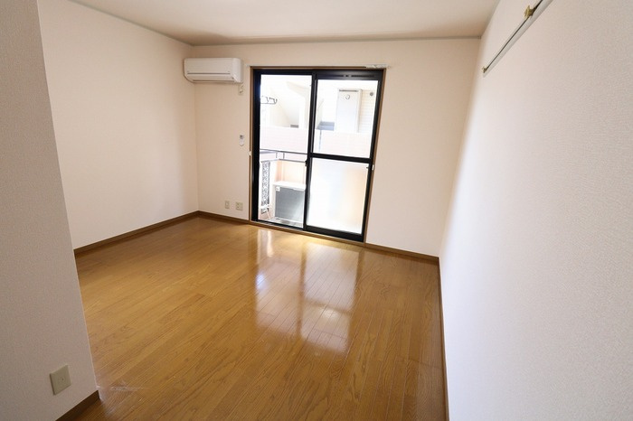 フローラ春日の居間・リビング|洋室