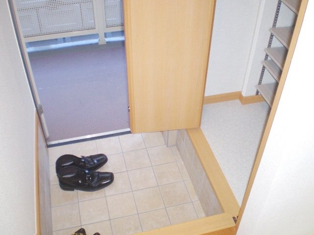 サンリット・イトウの玄関|奥行きのあるシューズボックス