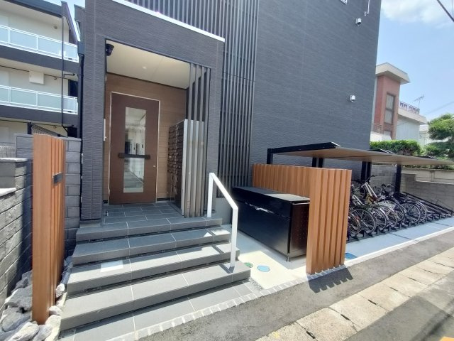 グレイス岩槻のエントランス|落ち着いたエントランスです