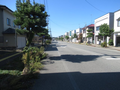 【前面道路含む現地写真】 | 能代市東町・売地（建築条件付き）