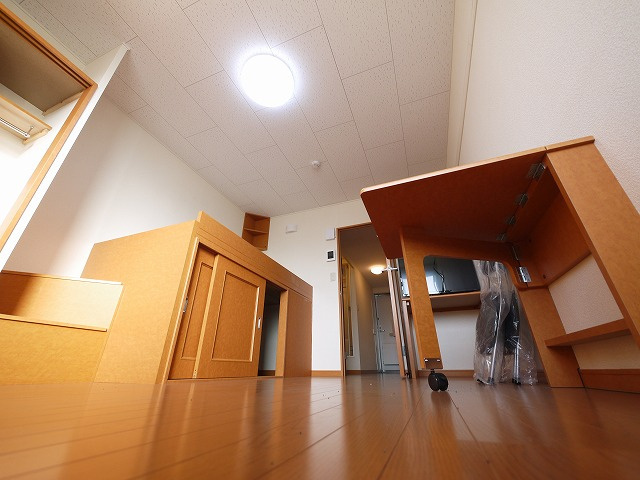 レオパレスオアシスの内装|明るい洋室です