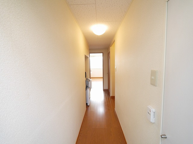 レオパレスオアシスの玄関|明るい玄関です