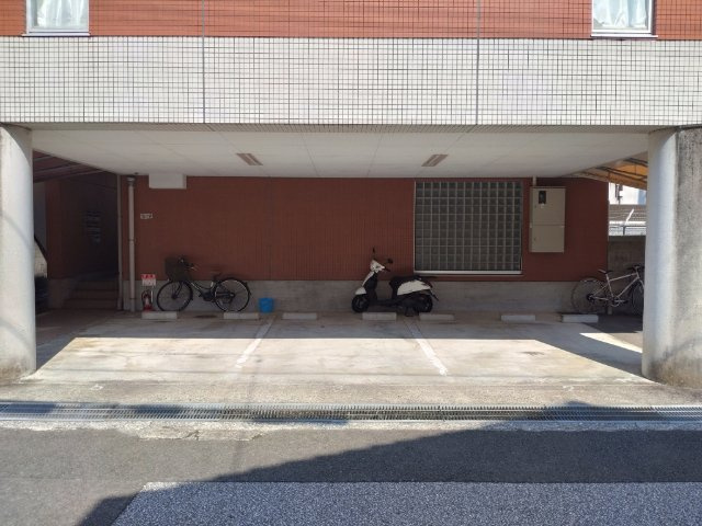 コーポ向日葵の駐車場