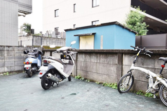 【駐車場】 | バイク置き場。空き区画の有無や駐輪料金、サイズおよび排気量規定などについては、改めてお問い合わせください。～即日のご見学可能～　お問合せはお気軽にどうぞ。