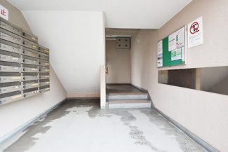 【その他共用部分】 | 階段もマンション共用部分の一部。しっかりと清掃されています。荷物の運搬のために幅や傾斜のチェックをしてみるのも忘れずに。～即日のご見学可能～　お問合せはお気軽にどうぞ。
