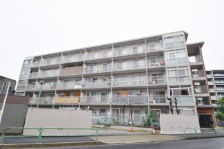 【外観】 | 私たち不動産業スタッフは、よく「いい面構えの建物です」「雰囲気ありますねえ」という言葉を使いますが、当マンションもまさにそのような姿で佇んでいます。～即日のご見学可能～　お問合せはお気軽にどうぞ。
