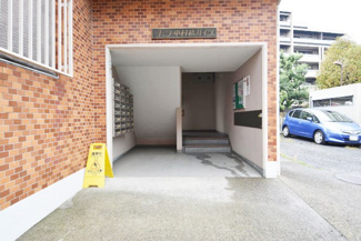 【エントランス】 | お客様を、そして住人を出迎えてくれるマンションのエントランス。ゴミが落ちていないことからも、管理状態の良さや住民の節度の高さが見て取れます。～即日のご見学可能～　お問合せはお気軽にどうぞ。
