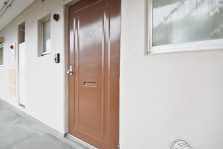 【その他共用部分】 | 皆様をお迎えする、お部屋の玄関ドア。開けやすさや開放角度、ドアノブの操作しやすさや鍵の形状などを、現地で一度ご確認ください。～即日のご見学可能～　お問合せはお気軽にどうぞ。