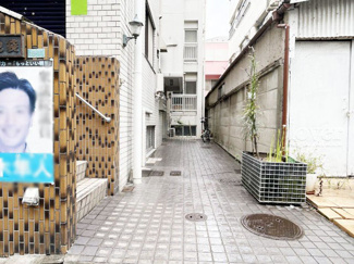 【エントランス】 | マンションのエントランス。ゴミが落ちていないことからも、管理状態の良さや住民の節度の高さが見て取れます。～即日のご見学可能～　お問合せはお気軽にどうぞ。