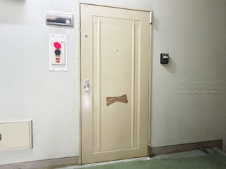 【その他共用部分】 | 皆様をお迎えする、お部屋の玄関ドア。開けやすさや開放角度、ドアノブの操作しやすさや鍵の形状などを、現地で一度ご確認ください。～即日のご見学可能～　お問合せはお気軽にどうぞ。