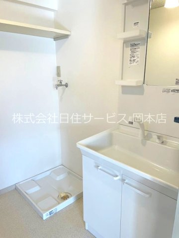 ラヴィアンヌ深江の洗面所|シャワー付き独立洗面台です。